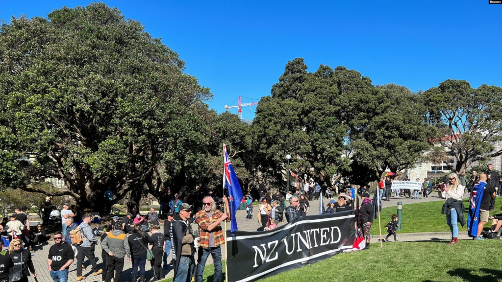 Demonstranti se scházejí na půdě novozélandského parlamentu, když demonstrují proti tomu, co považují za vládní zásah do svobod, ve Wellingtonu, 23. srpna 2022.