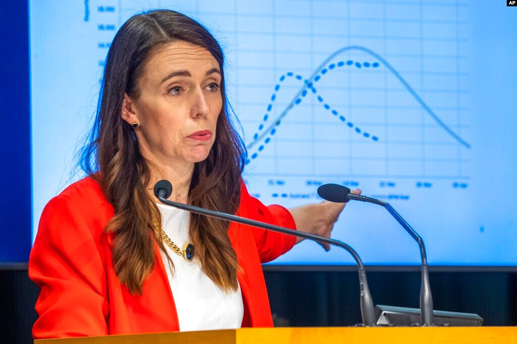 Novozélandská premiérka Jacinda Ardernová gestikuluje během tiskové konference v parlamentu ve Wellingtonu 23. března 2022.