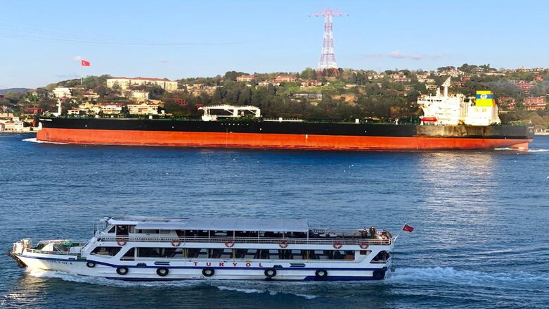 Ropný tanker Prudent Warrior plující pod řeckou vlajkou, pozadí, je vidět, jak pluje kolem Istanbulu v Turecku, 19. dubna 2019. Íránské polovojenské revoluční gardy zabavily dva řecké ropné tankery 27. května 2022 