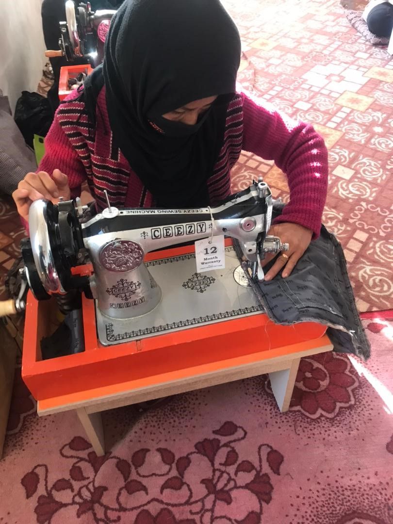 Afghánská žena se učí vyrábět tašky. Foto: Organizace ekumenické pomoci
