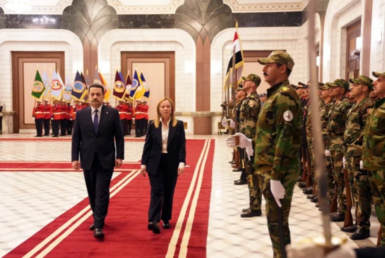 Irácký premiér Mohammed Shia al-Sudani kráčí s italským premiérkou Giorgií Meloniovou během uvítacího ceremoniálu v Bagdádu v Iráku, 23. prosince 2022