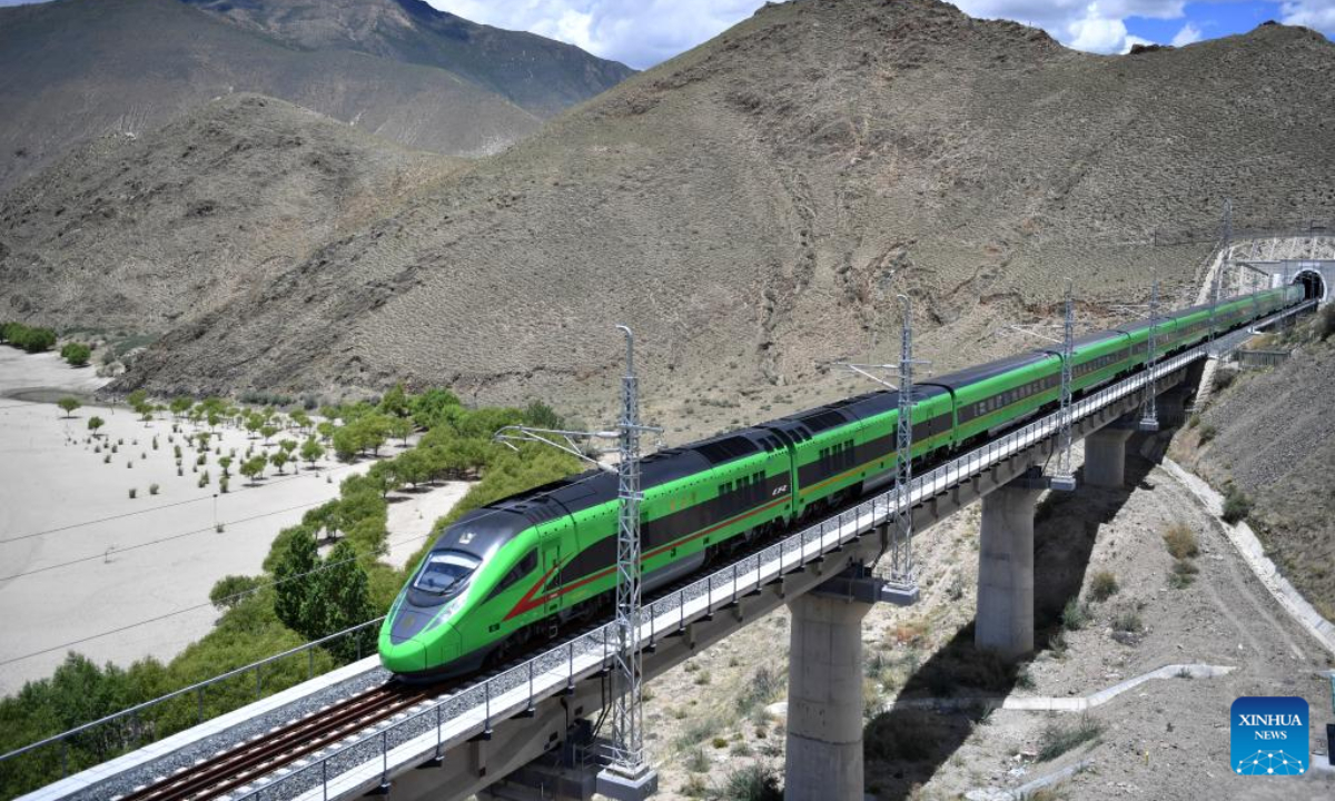 Vlak Fuxing jezdí na železnici Lhasa-Nyingchi v Shannan, jihozápadní čínská autonomní oblast Tibet, 22. června 2022