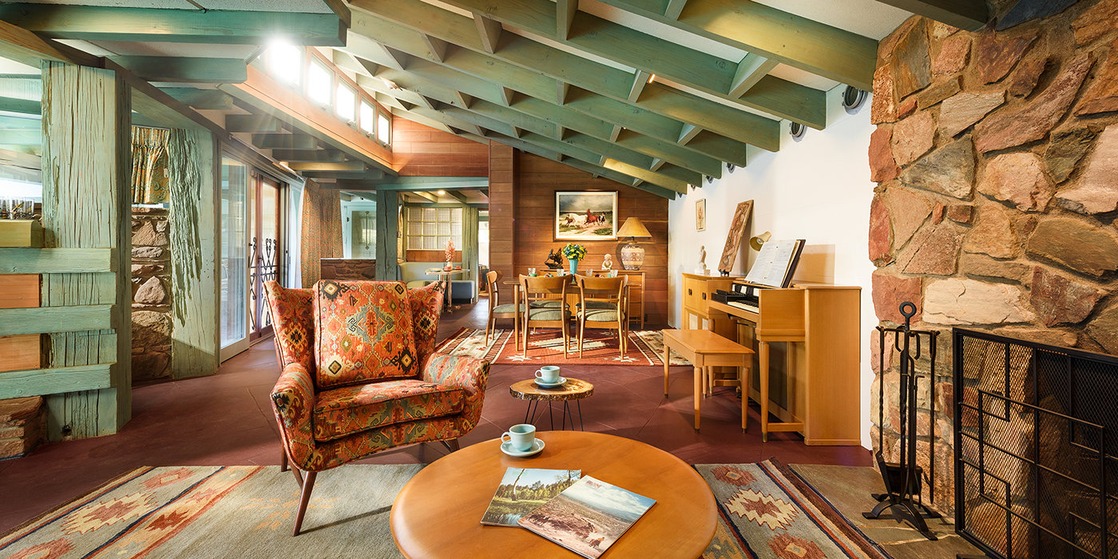 V obývacím pokoji se nacházejí varhany Hammond S4 Chord od L. Rona Hubbarda, obklopené jeho vlastním nábytkem z poloviny minulého století. Vedle varhan stojí Hubbardův stereo pult Coronado, který kdysi naplňoval prostor hudbou Mozarta, Chopina a optimistickými rytmy barrelhouse jazzu.