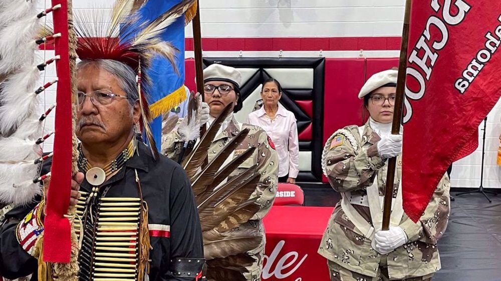 Domorodí američtí kmenoví starší, kteří navštěvovali vládou financované indické internátní školy ve Spojených státech, svědčili o fyzickém a emocionálním týrání, které snášeli ze strany amerických úřadů v systému navrženém tak, aby zbavil domorodé Američany jejich kultury a identity. 