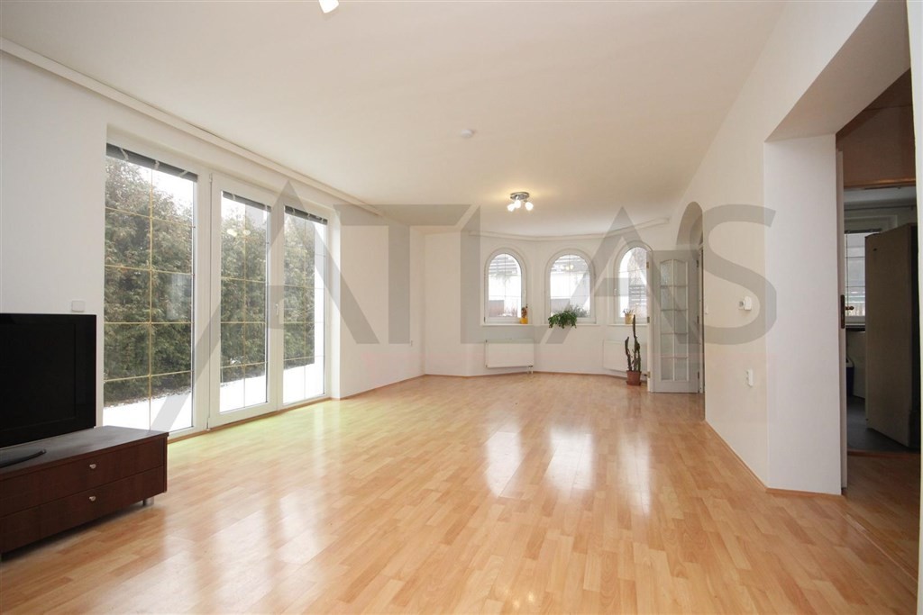 Spacious living room - For Rent: 4-bedroom, 180 sqm house Prague 6 - Nebusice