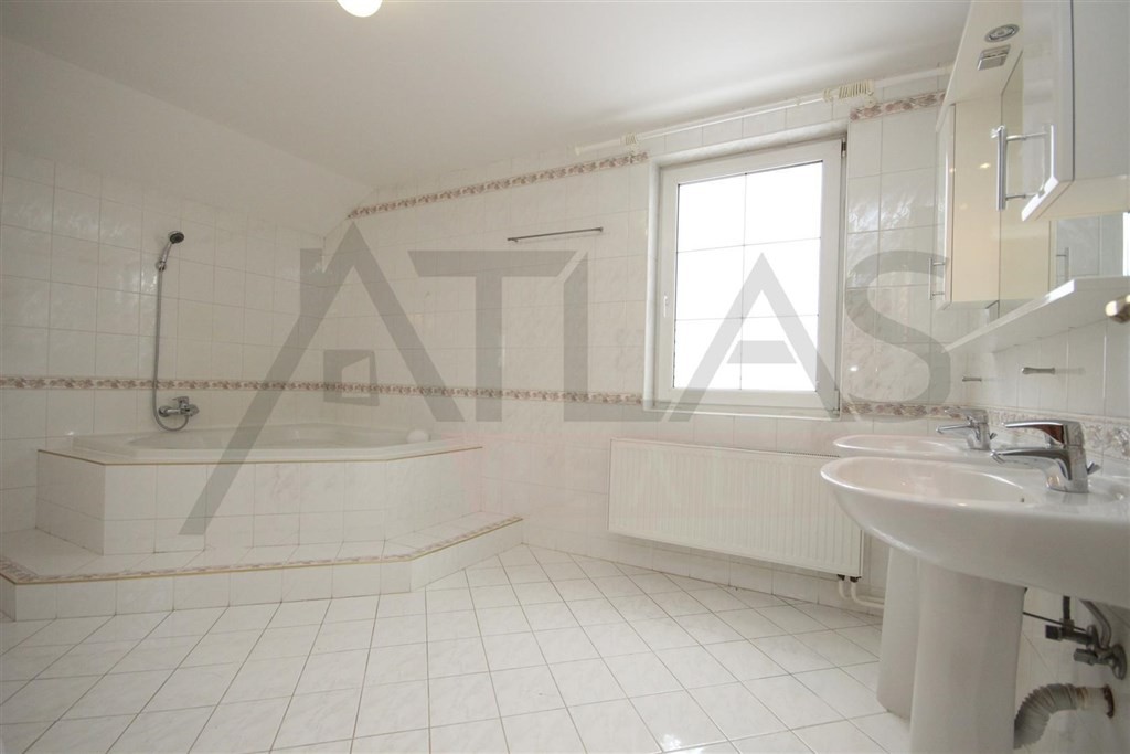 Large bathrooms - For Rent: 4-bedroom, 180 sqm house Prague 6 - Nebusice