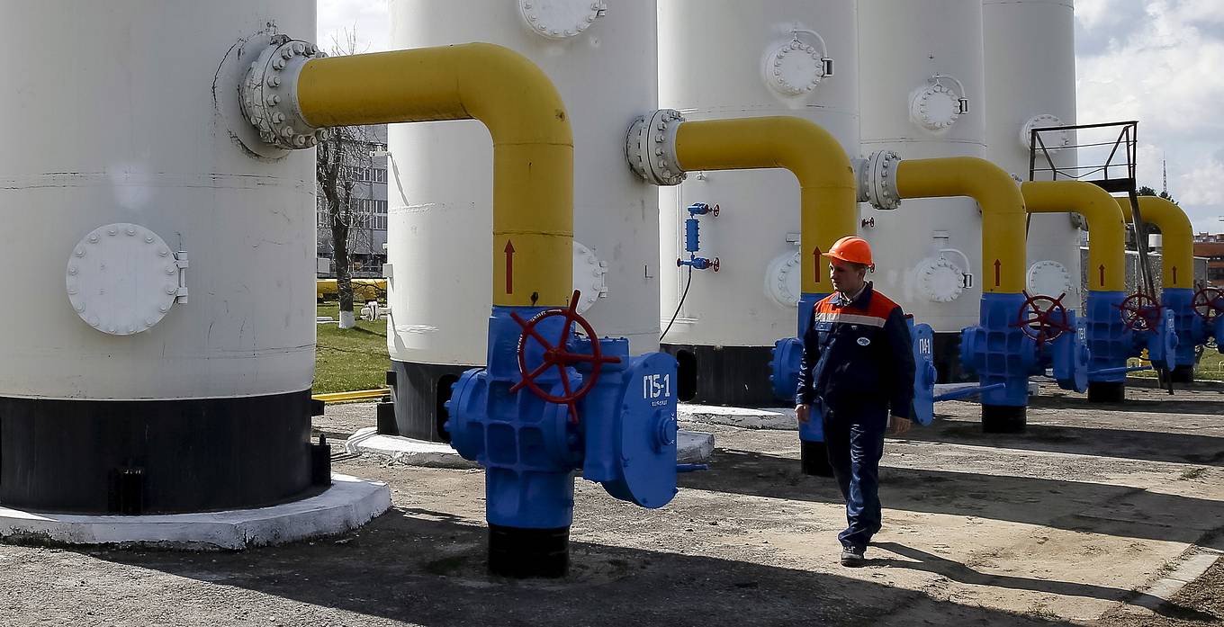 Zaměstnanec prochází blízko ventilů a potrubí na plynové kompresorové stanici ve vesnici Bojarka u Kyjeva, 22. dubna 2015. Ruský výrobce zemního plynu Gazprom ve středu uvedl, že Kyjev mu dluží 174,2 milionu dolarů za plyn dodávaný na východní Ukrajinu od začátku rok.