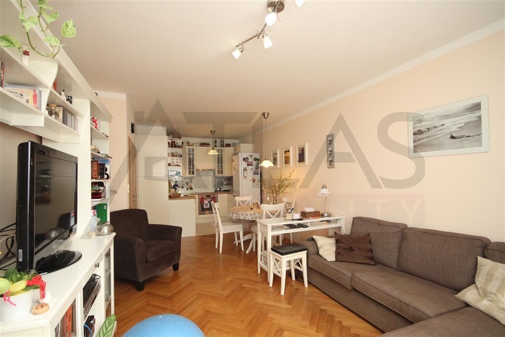 Pronájem částečně zařízeného bytu 3+kk s parkováním Praha 5 - Stodůlky, Svitákova 2775 jen 100 m od stanice metra Stodůlky