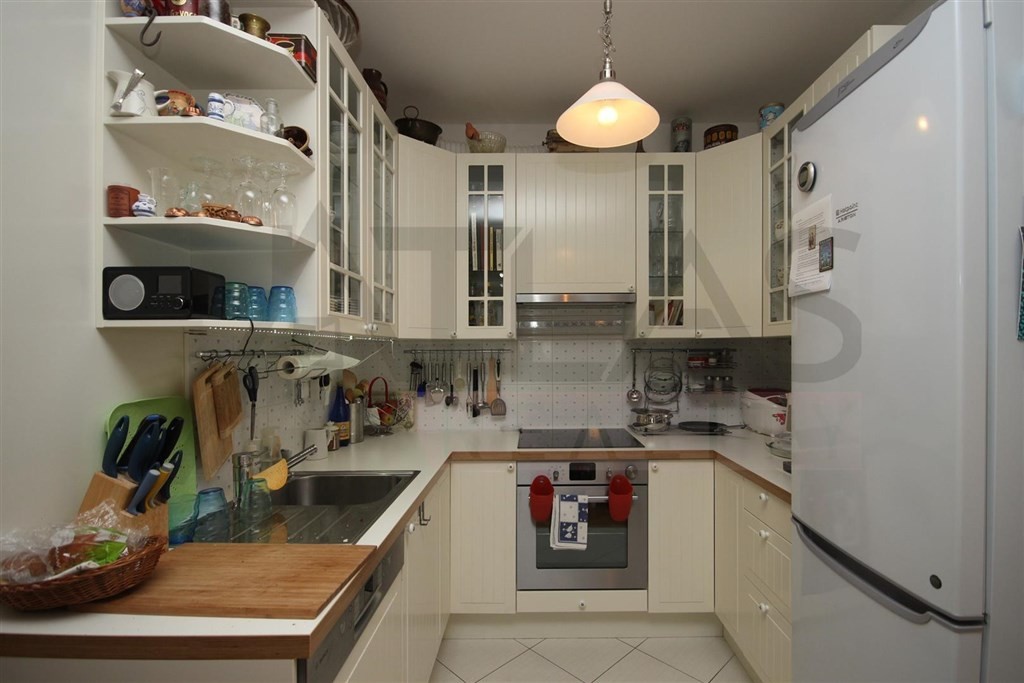 Pronájem částečně zařízeného bytu 3+kk s parkováním Praha 5 - Stodůlky, Svitákova 2775 jen 100 m od stanice metra Stodůlky - kuchyňská linka v kuchyňském koutě