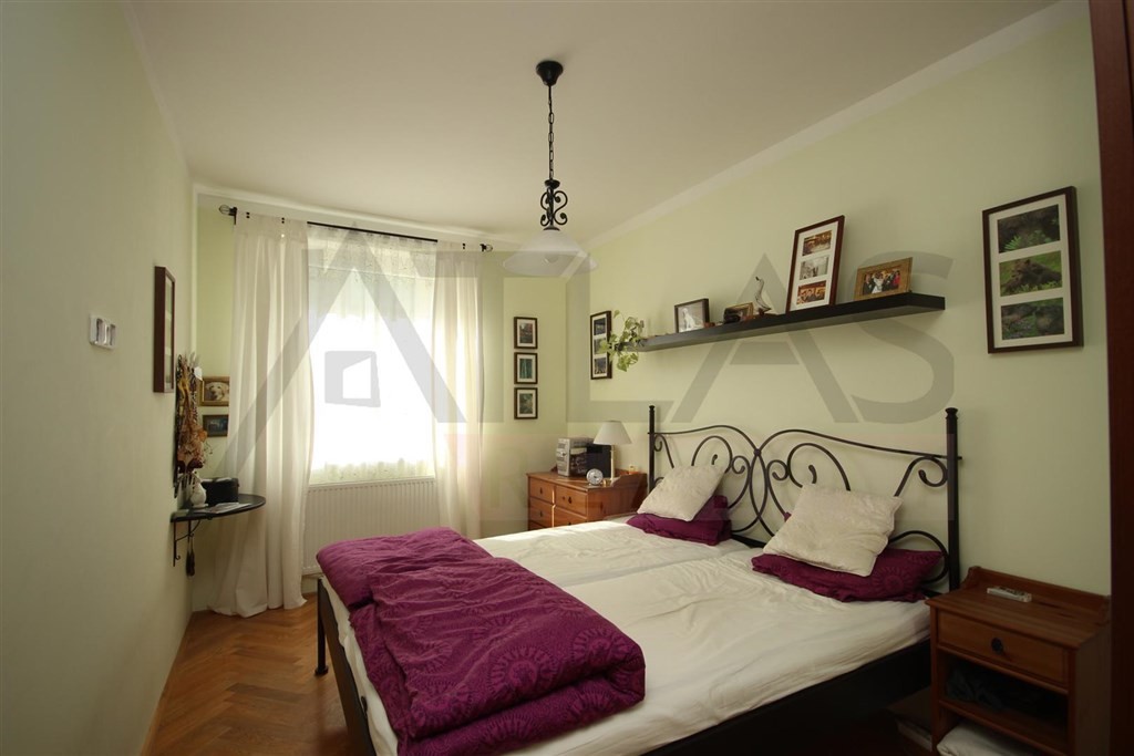 Pronájem částečně zařízeného bytu 3+kk s parkováním Praha 5 - Stodůlky, Svitákova 2775 jen 100 m od stanice metra Stodůlky - manželská ložnice