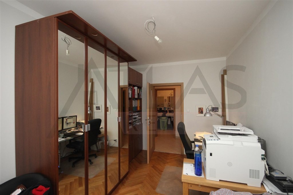 Pronájem částečně zařízeného bytu 3+kk s parkováním Praha 5 - Stodůlky, Svitákova 2775 jen 100 m od stanice metra Stodůlky - druhá ložnice / pracovna