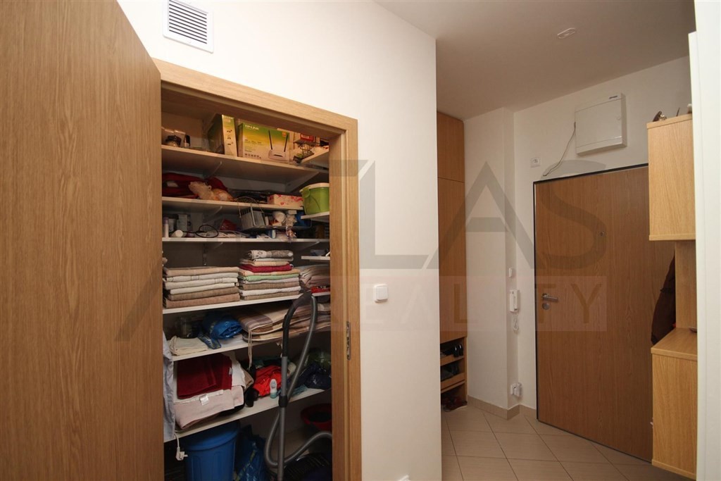 Pronájem částečně zařízeného bytu 3+kk s parkováním Praha 5 - Stodůlky, Svitákova 2775 jen 100 m od stanice metra Stodůlky