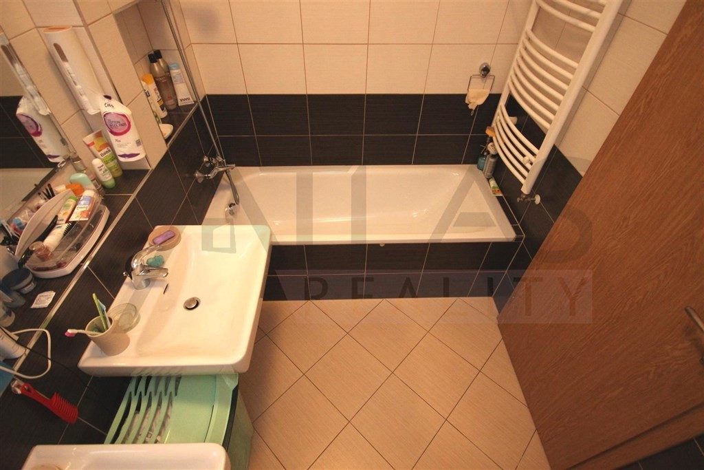 Pronájem částečně zařízeného bytu 3+kk s parkováním Praha 5 - Stodůlky, Svitákova 2775 jen 100 m od stanice metra Stodůlky - koupelna se dvěma umyvadly, pračkou a vanou