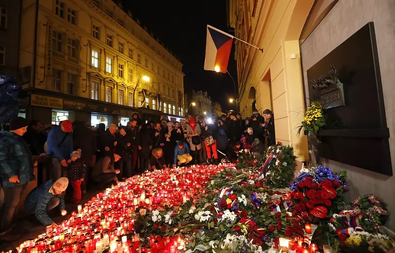 Lidé umisťují svíčky u příležitosti 27. výročí zahájení sametové revoluce v Praze 17. listopadu 2016 