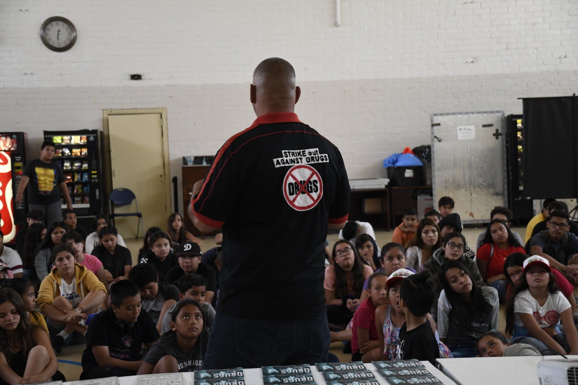 bývalý narkoman David Sanchez informuje děti o nebezpečích drog