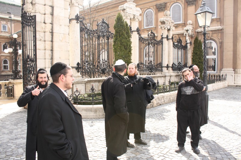 Skupina židovských turistů v Budapešti