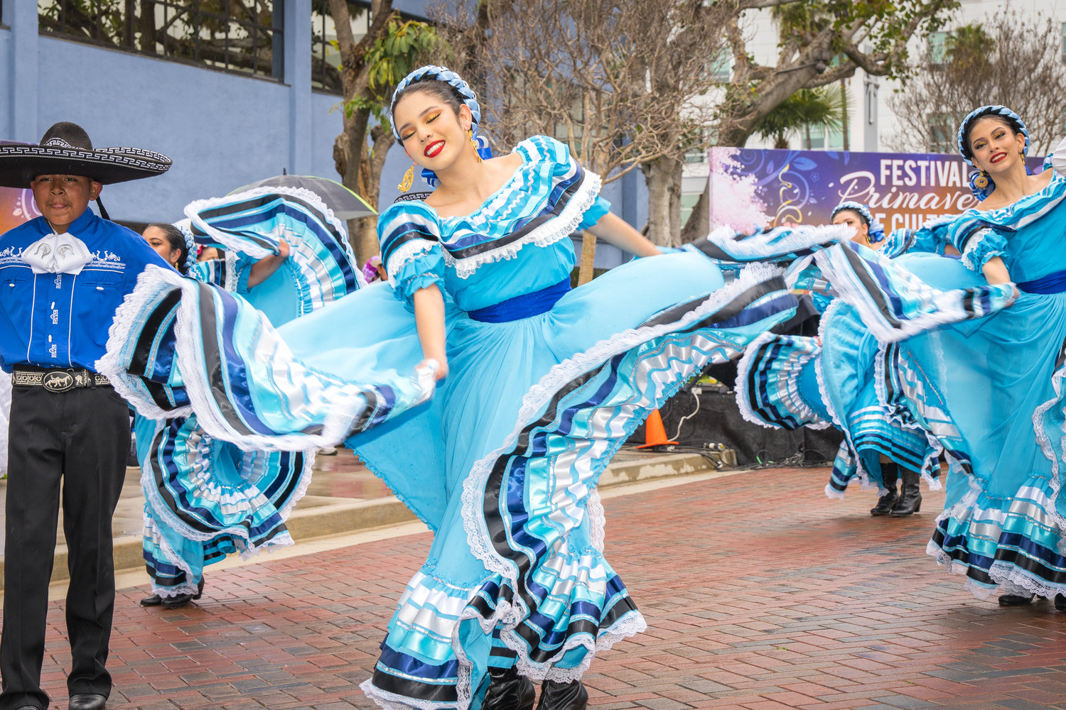 Folklorní tanečníci na festivalu primavera na ulici L. Ron Hubbard 