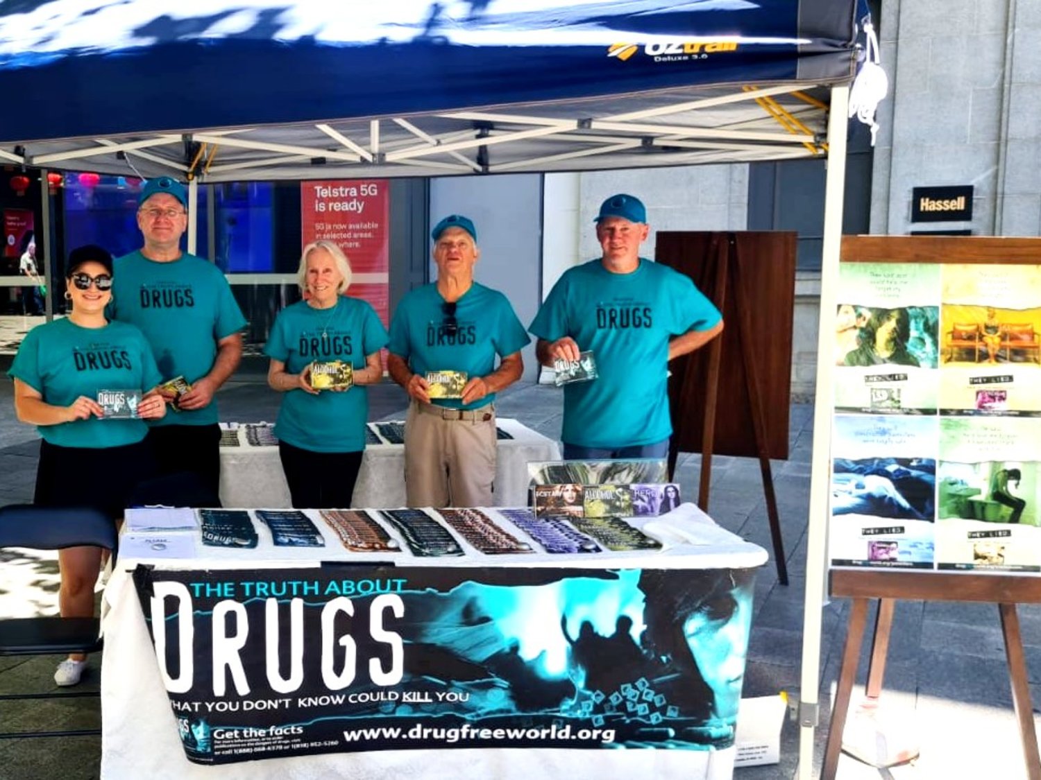 Scientologové ze Scientologické církve v Perthu měli kopie brožur obsahujících 14 nejčastěji zneužívaných drog včetně alkoholu.