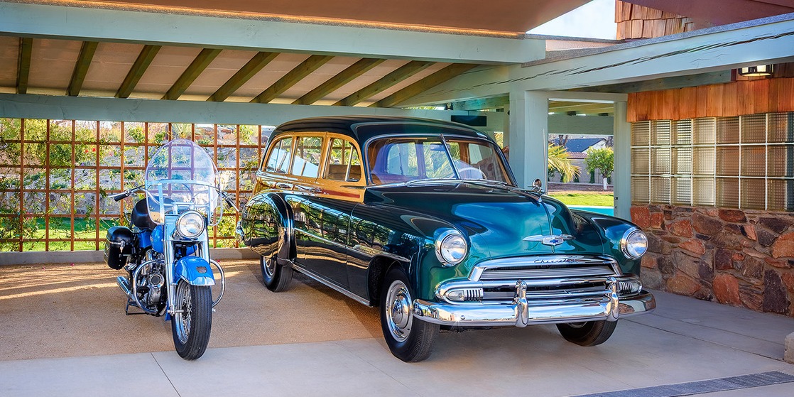A konečně, před památkou Osborn Road jsou vystavena ta samá vozidla, kterými LRH projížděl Phoenixem – jeho Chevrolet Styleline Deluxe z roku 1951 s restaurovanou povrchovou úpravou s imitací dřeva a jeho Harley-Davidson Hydra-Glide z roku 1954, edice k 50. výročí, zářící stejně jako v den, kdy si ho koupil.