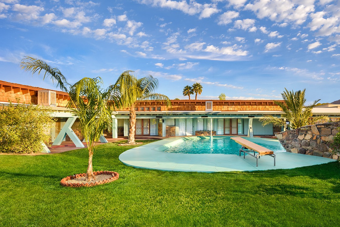 Vzduch stále bzučí vzrušením a hosté si užívají areál Osborn Road dlouho do večera.