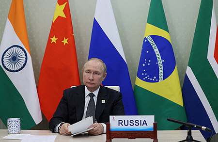 Na fotografii se Vladimir Putin účastní 14. summitu BRICS ve virtuálním formátu přes video odkaz 23. června 2022