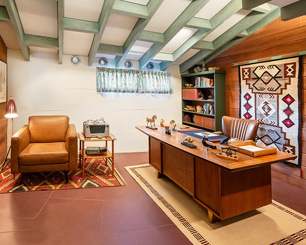 Kancelář LRH NA OSBORN ROAD V kanceláři pana Hubbarda se nachází tentýž stůl, u kterého napsal Dianetics 55!, a také magnetofon Webster Electric Ekotape 205, kterým diktoval toto klíčové dílo.