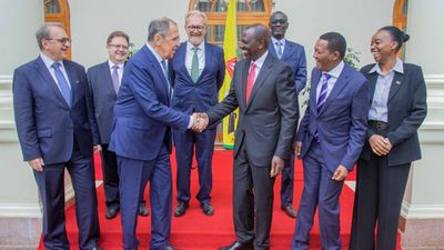 Keňský prezident William Ruto s ruským ministrem zahraničí Sergejem Lavrovem ve State House Nairobi 29. května 2023. Přihlížejí představitelé z Ruska a Keni