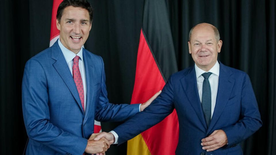 Německý kancléř Olaf Scholz vedle kanadského premiéra Justina Trudeaua 