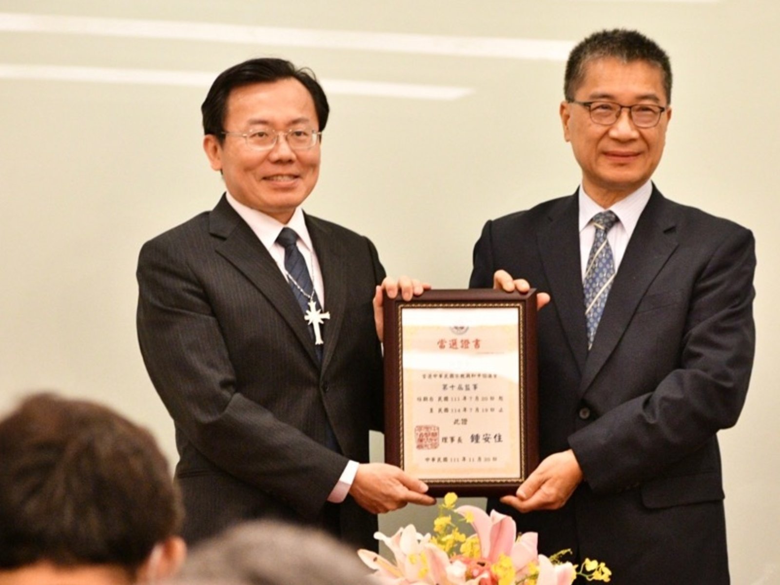 Ministr vnitra Tchaj-wanu předává výkonnému řediteli Scientologické církve v Kaohsiungu certifikát, který ho uznává jako člena dozorčí rady mezináboženské asociace
