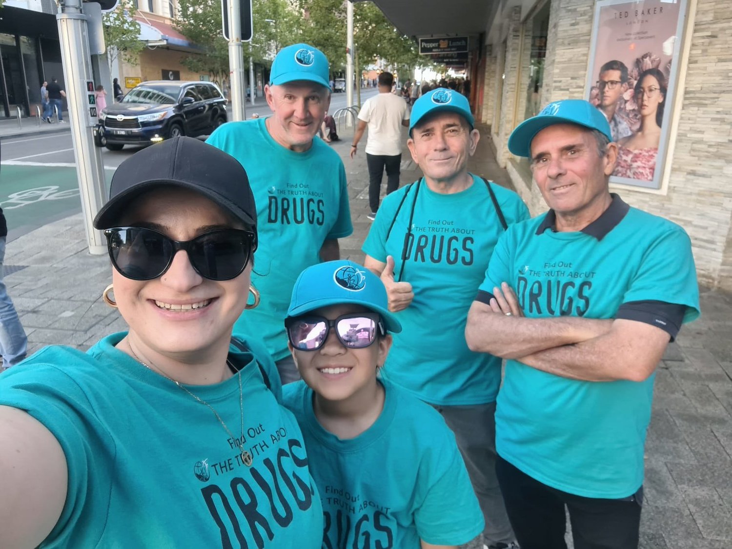 Selfie dobrovolníků ze Scientologické církve v Perthu, kteří strávili Den Austrálie 2023 poskytováním pravdy distribucí materiálů z Nadace pro svět bez drog