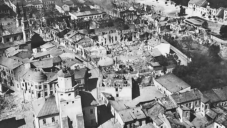    zprávy -Útok na Wielun  (1/10) Ráno 1. září 1939 německá Luftwaffe útočí na malé polské město Wielun - zabíjí více než tisíc lidí. Nálet znamená začátek druhé světové...