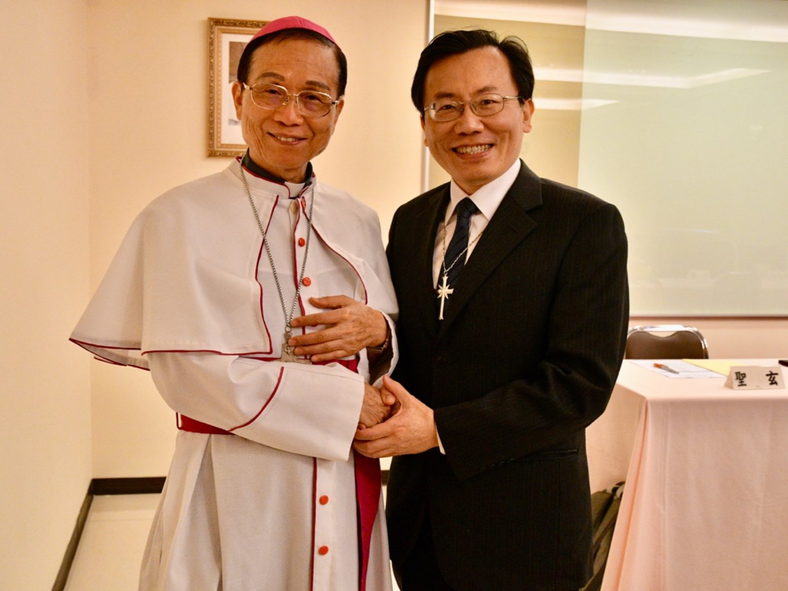 Oliver Hseuh ze Scientologické církve s Fr. Zhong Anzhu, arcibiskup Tchajwanské katolické biskupské konference, předseda devátého zasedání Tchajwanské asociace pro pokrok náboženství a míru