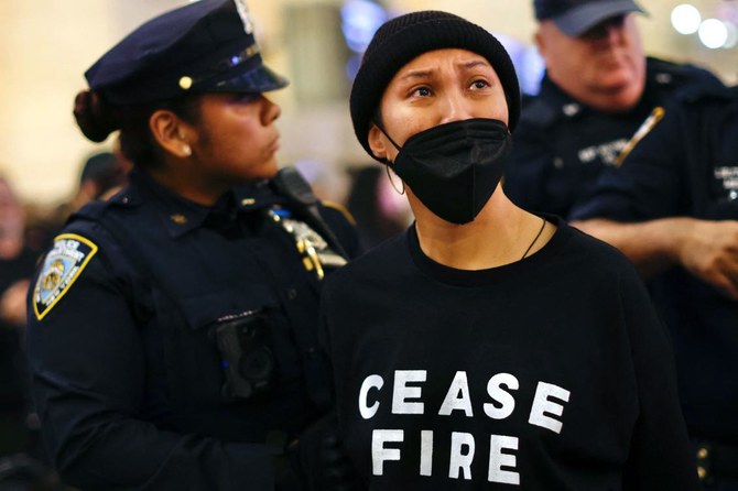 Důstojníci newyorské policie zatkli demonstranty během demonstrace vyzývající k příměří uprostřed války mezi Izraelem a Hamasem na nádraží Grand Central v New Yorku.