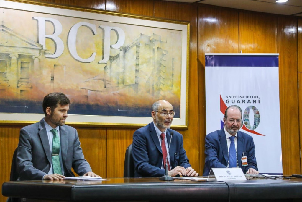 Villafuerte navštívil Asunción s týmem MMF od 27. března do dubna