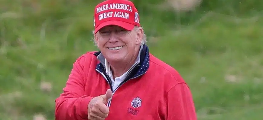 Donald Trump místo k soudu raději chodí na golf